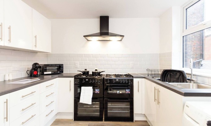 Oldham Bed & Breakfast | Suite 1: Lovely Ensuite in Oldham Sociable House