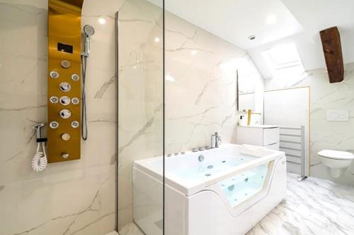 Coutures Apartment | Suite Balnéo hydromassage et rétroprojecteur