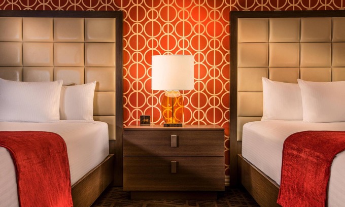 Las Vegas House | Suite + Connecting Room at a 4⭐️ Hotel
