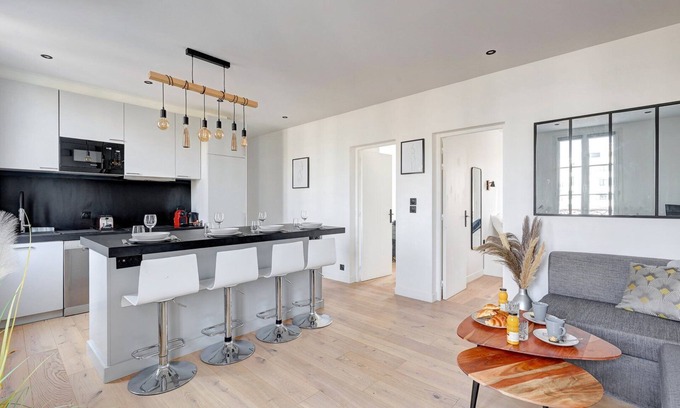 Suresnes Apartment | Suite Modern Art - Superb downtown apartment