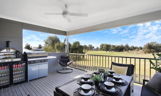 Yarrawonga House | Suite @ The Clubhouse on Robinson, Black Bull Golf Course