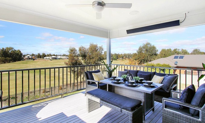 Yarrawonga House | Suite @ The Clubhouse on Robinson, Black Bull Golf Course