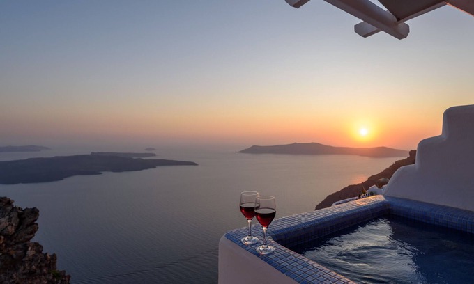 Imerovigli House | Suite with Hot tub at Pegasus Suites & Spa