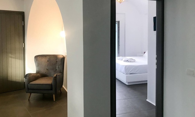 Vothon Apartment | Suite with Hot Tub Nimertis