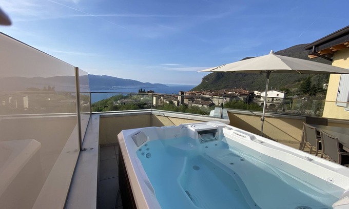 Aer Apartment | Suite with whirlpool, sleeps 6, breathtaking lake view, pool