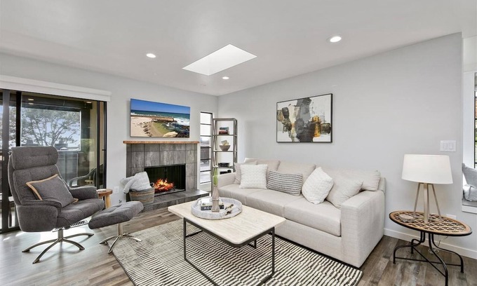 Del Mar Heights House | Summer beach retreat! 2/2 light-filled, End Unit, Amazing Views, Walk to beach.