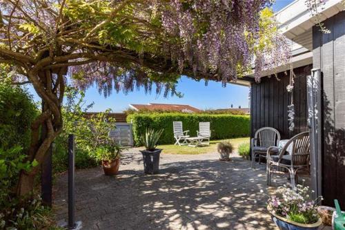 Karrebksminde House | Summer Cottage Idyll In Charming Karrebæksminde!