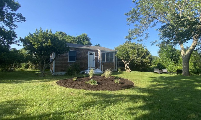 Town of East Hampton Cottage | Summer Cottage -Walking dist. to the Beach & Town!