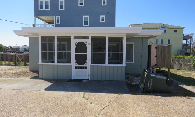 South Nags Head House | Summer Special/RIGHT ACROSS from OCEAN/Fenced yard/pet friendly