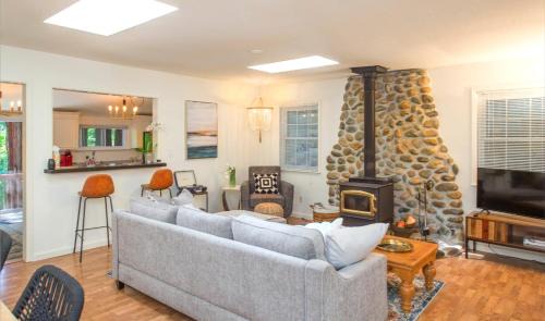 Guerneville House | Summit Sanctuary! Redwoods! Fire Table! BBQ Grill! Fast WiFi! Dog Friendly!