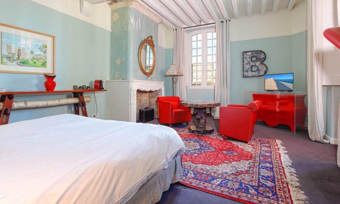 Saint-Michel Bed & Breakfast | Sumptuous red suite and its wooded, unique and charming atmosphere