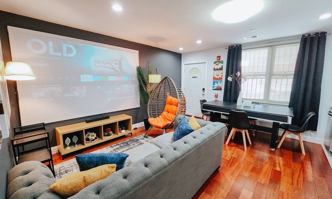 Center City Apartment | Sun/3 King Beds/2 Free Driveway Parking