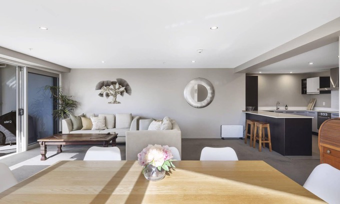 Mount Maunganui Apartment | Sun filled & Spacious with Ocean Views & beach