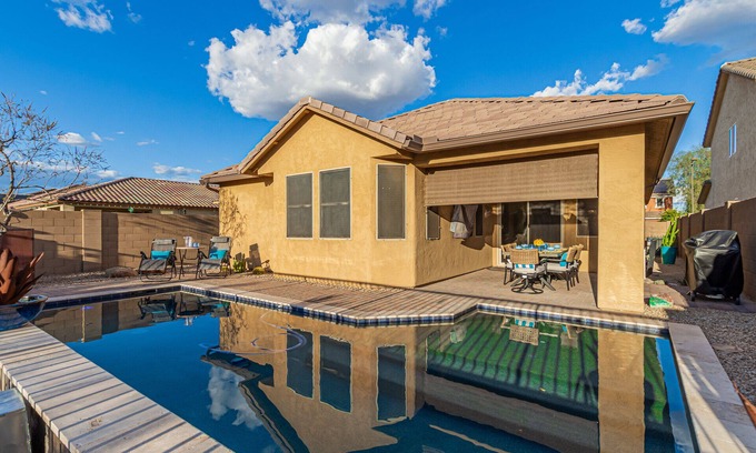 Sun City House | Sun, Fun, Hot Pool Sleeps 8, Workspace!