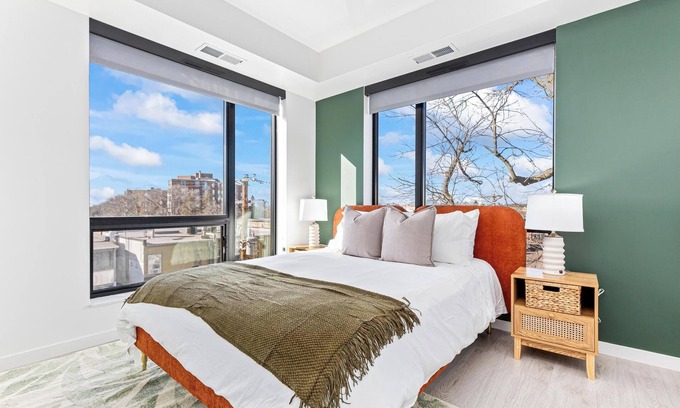 Uptown Apartment | Sun-Kissed Cityscape mins to DT w Gym, BBQ Rooftop