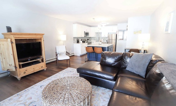 Fraser Condo | Sun Sung Cozy Condo – A Stylish Escape for 4!