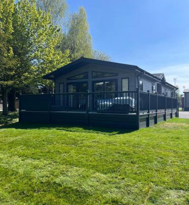 Allerthorpe House | Sunbird Lodge with Hot Tub