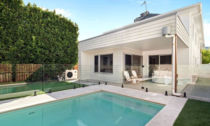 Mermaid Beach House | Sunbrite Breeze Poolside Relaxation by the Sea