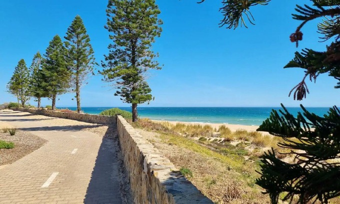 Christie Downs Apartment | Sunday Drive Cosy Retreat | 10 min walk to Beach