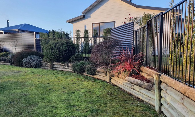 Te Anau House | SUNDAZE RISE -Welcome to a kiwi slice of heaven-Warm sunny 2 bed home