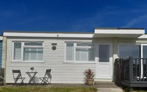 Sandown Ski Chalet | Sundown 127 Sandown Bay Holiday Centre Generous Ferry Saving!