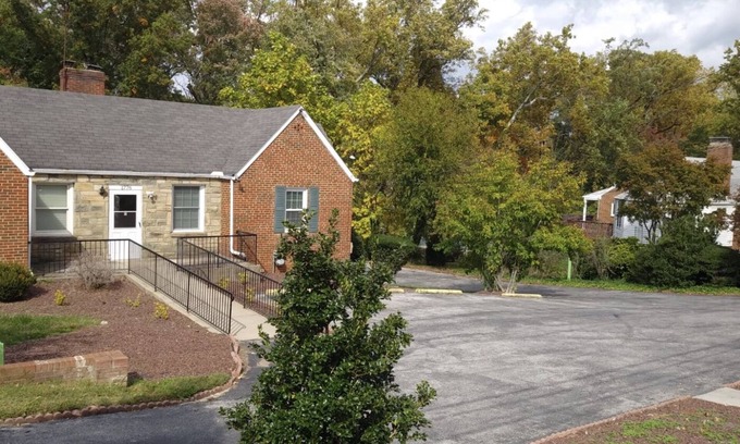 Hillandale House | Sunlight floor apartment in a house w/private parking near Washington DC