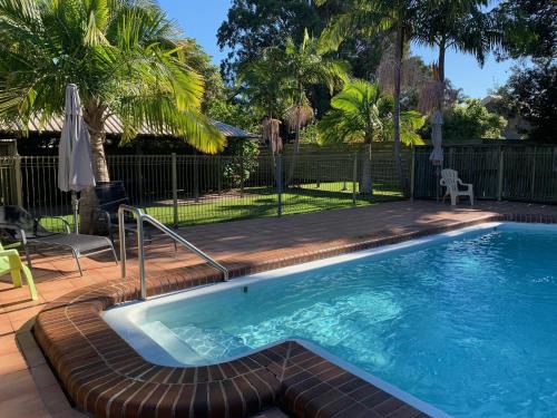 Batehaven Apartment | Sunny, 2-bedroom apartment with pool, 200m from Caseys beach