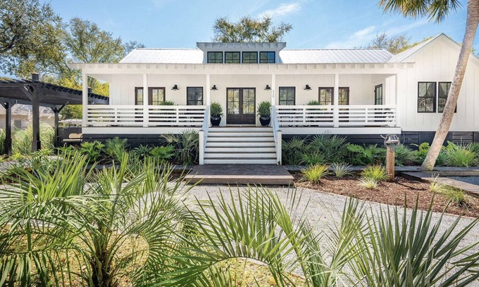 Isle of Palms House | Sunny 5BR w/Saltwater Pool & 6-Seat Golf Cart Close to Beach