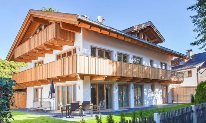 Garmisch-Partenkirchen Apartment | Sunny apartment on the ground floor with a fantastic view of the Zugspitze.
