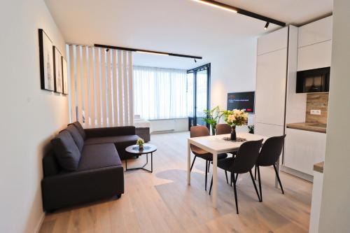 Smichov Apartment | Sunny Apartment in Smichov, Prague 5