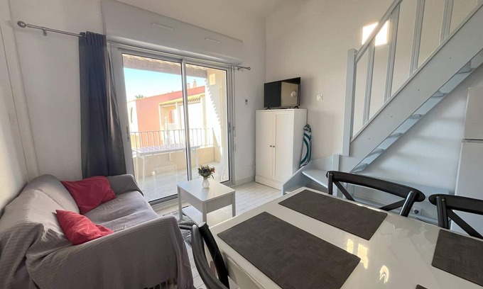 Cap d'Agde Apartment | Sunny Apartment, Near Beach, Pool, Parking, A/C, 4 Guests