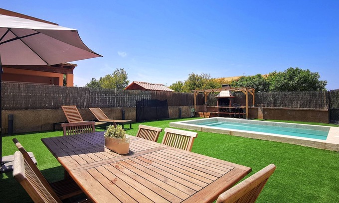 Alcudia House | Sunny beach house with swimming pool, WiFi and A/C.