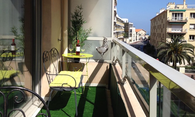 Antibes Old Town Apartment | Sunny Blvd Albert 1er 2 bed apartment - close to beaches