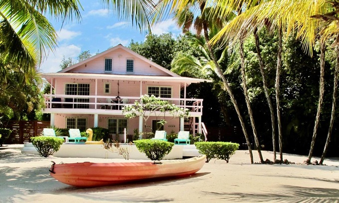 Surfside House | Sunny Bungalow 1 Bedroom- Pool- Beachfront-Relax