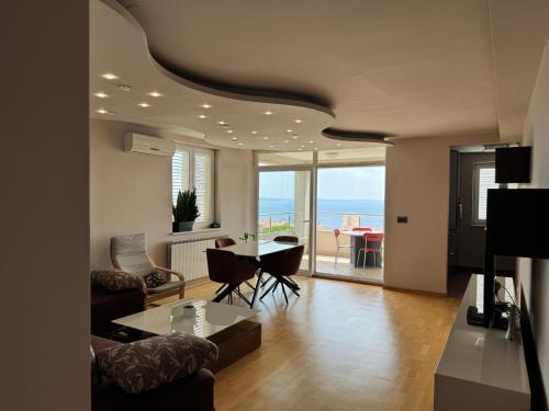 Sarsoni Apartment | Sunny Day self check in