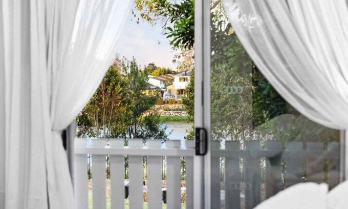 Varsity Lakes House | Sunny Hampton's On Lake-Coastal