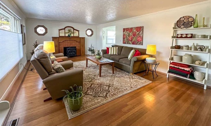 Port Angeles House | Sunny & Immaculate Upper-Level Apartment