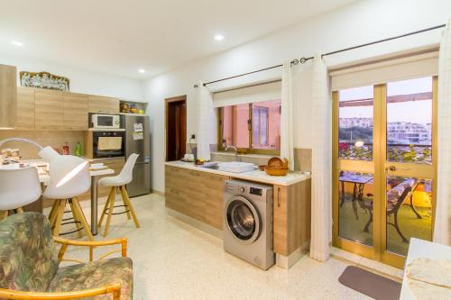 Kalkara Apartment | Sunny Maltese townhouse Madonnina Kalkara - Happy Rentals