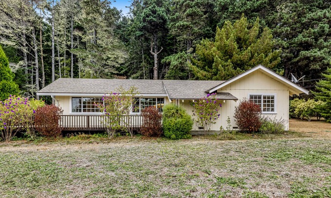 Mendocino House | Sunny Mendocino getaway with hot tub, fireplace, enclosed yard & trail to beach