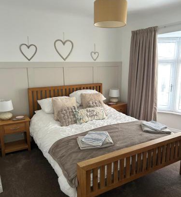 Meliden Villa | Sunny Mountain View