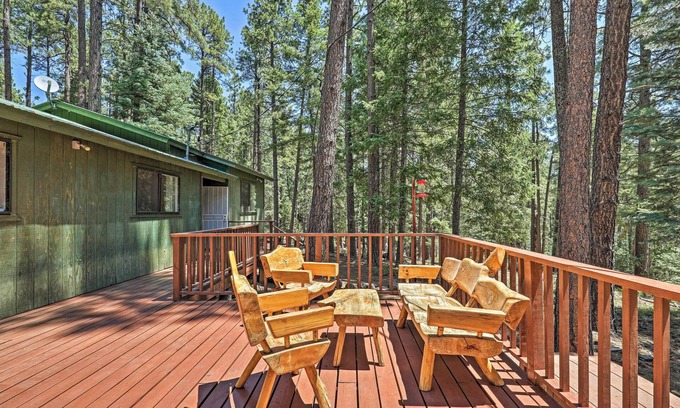 Prescott Cabin | Sunny Prescott Cabin w/ Deck & Grill, 1 Mi to Lake