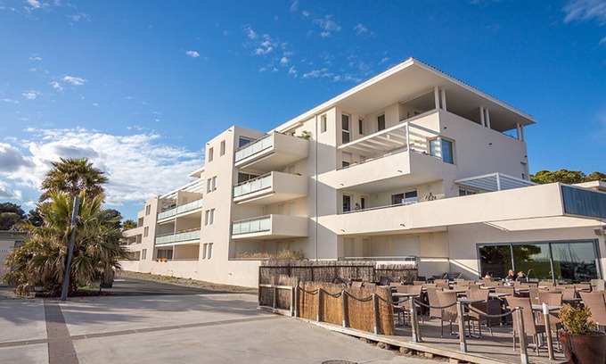 Meze Apartment | Sunny Retreat Steps from Mèze Beach, 3-star Apartment with Terrace, Garden, Parking, and WiFi