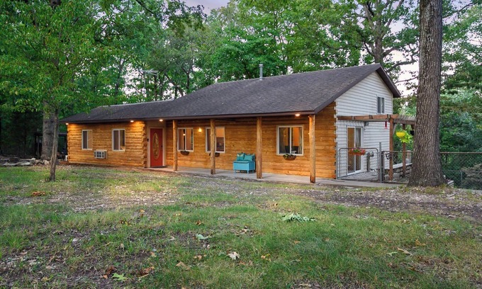 Sylvan Shores Cabin | Sunny Ridge Hideaway Forest Cabin. Eureka Springs-Lake Area of Beaver Lake