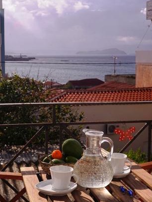 Halepa Apartment | Sunny Sea-View Apartment in Halepa