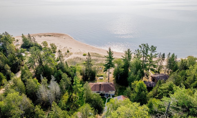 Manistique House | Sunny Side U.P.: Fall Into Relaxation at Sunny Side U.P. – Perfect for Scenic Views & Cozy Nights