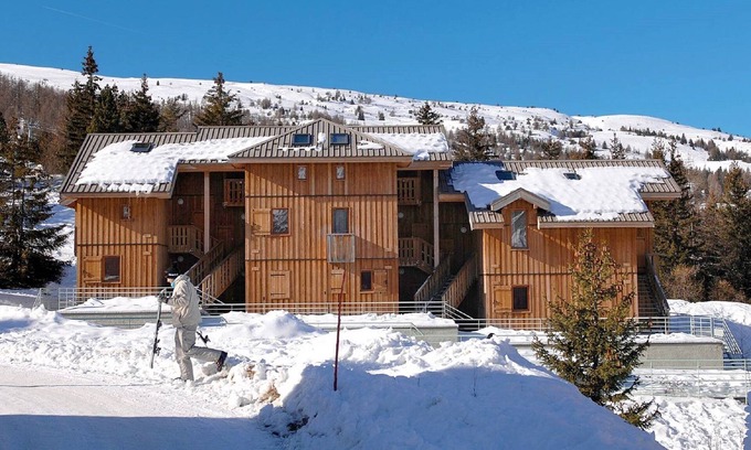 Saint-Etienne-en-Devoluy Ski Chalet | Sunny wooden flat in SuperDévoluy