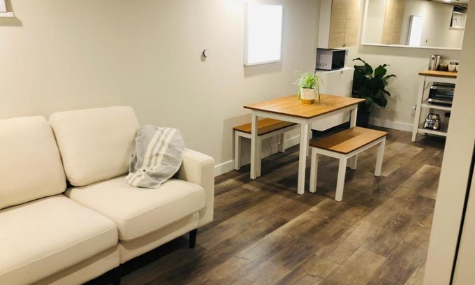 Sunnyside Apartment | Sunnyside 3 bdrm Trendy Kensington AC Garage