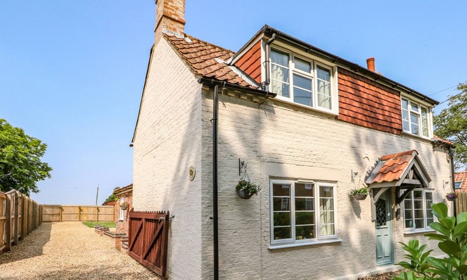 Sleaford Cottage | SUNNYSIDE COTTAGE, pet friendly, with a garden in Swaton