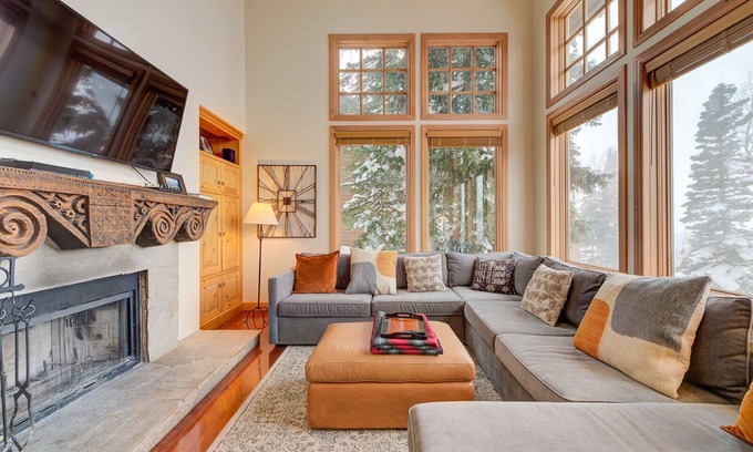 Salt Lake Mountain Resorts Condo | Sunnyside Lodge - ski-in/out to Snowbird