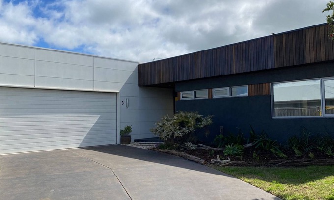 Inverloch House | Sunnyside - Surf Side, Linen and Wifi included